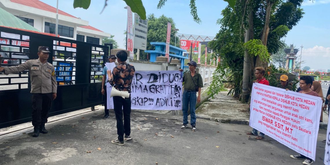 Puluhan Massa Laskar Kota Medan Tuding Mantan Kadishub Iswar Jual Kursi Honorer hingga Rp80 Juta