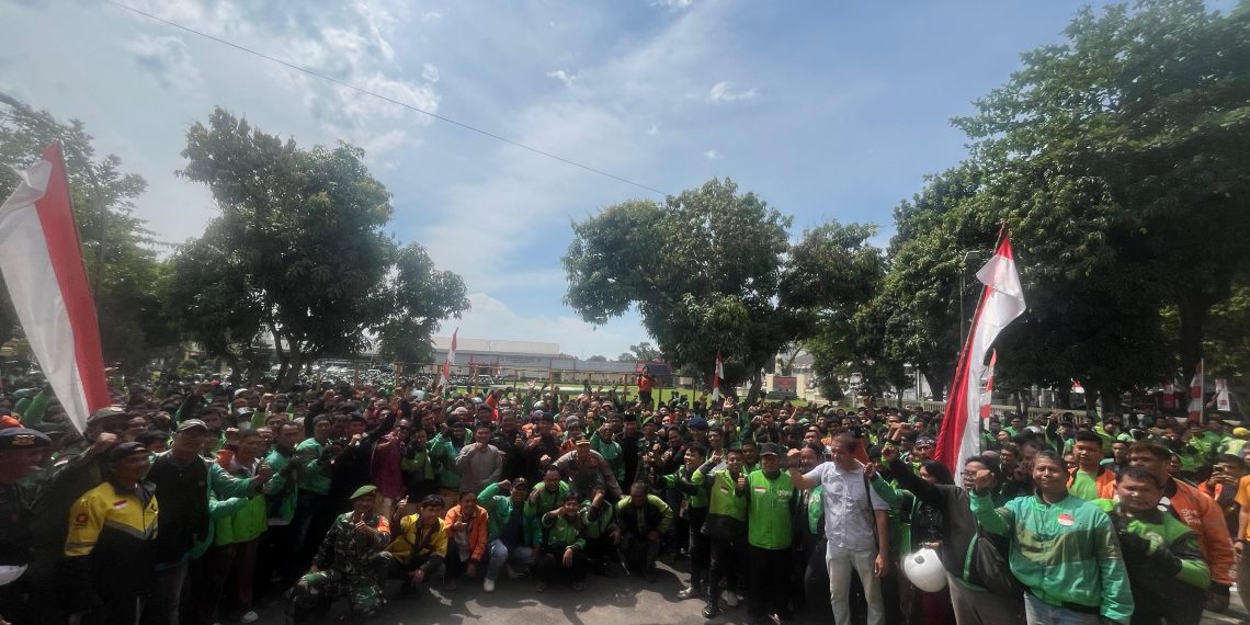 Kebersamaan Brimob dan Ojol di Sumut : Satukan Hati, Tebar Kepedulian