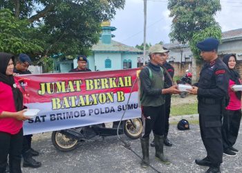 Brimob Polda Sumut dan Bhayangkari Tebar Kepedulian, Gelar Jum’at Berkah Berbagi Makan Siang di Kampung Wetan Tanjung Balai