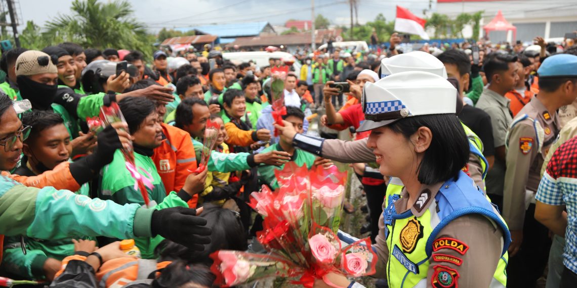 HUT ke-77, Polwan Polda Sumut Bagikan Bunga Sebagai Tanda Duka dan Kehangatan di Aksi Solidaritas Ojol