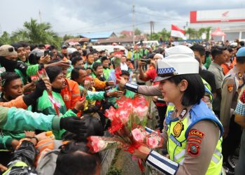 HUT ke-77, Polwan Polda Sumut Bagikan Bunga Sebagai Tanda Duka dan Kehangatan di Aksi Solidaritas Ojol