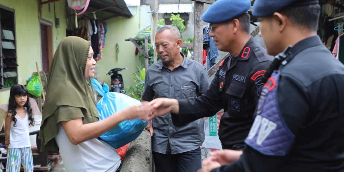 Satuan Brimob Polda Sumut Hadirkan Senyum Warga Lewat Sembako Jumat Berkah