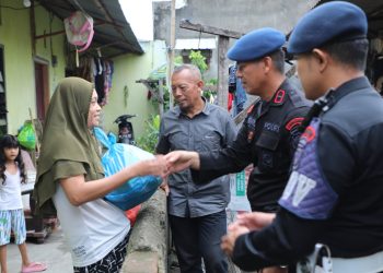 Satuan Brimob Polda Sumut Hadirkan Senyum Warga Lewat Sembako Jumat Berkah