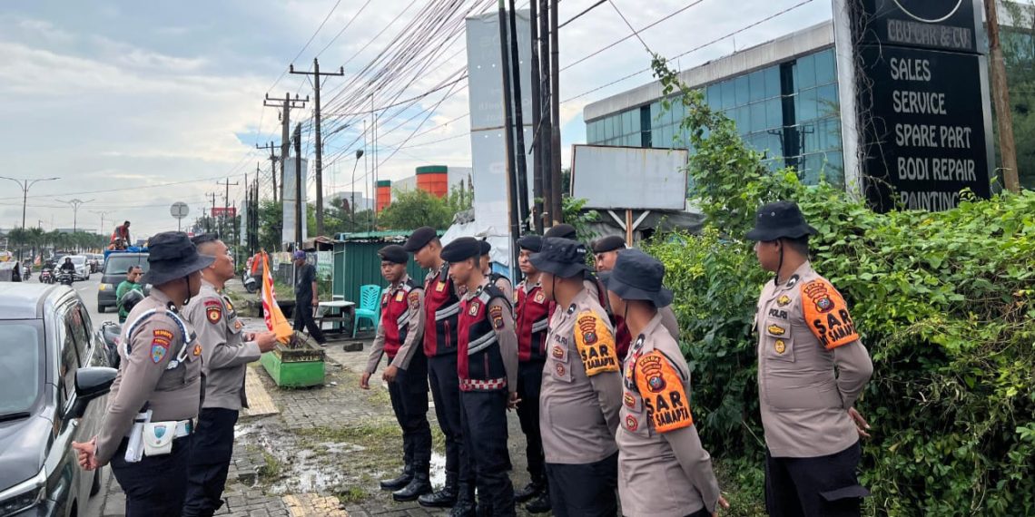 Personel Ditsamapta Polda Sumut Sigap Bantu Warga di Tengah Banjir Jalan SM Raja – Amplas Medan