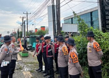 Personel Ditsamapta Polda Sumut Sigap Bantu Warga di Tengah Banjir Jalan SM Raja – Amplas Medan