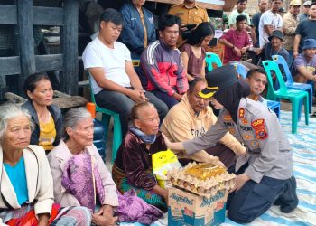 Kapolres Samosir Gelar Bakti Sosial untuk Korban Kebakaran 8 Unit Rumah di Desa Simarmata