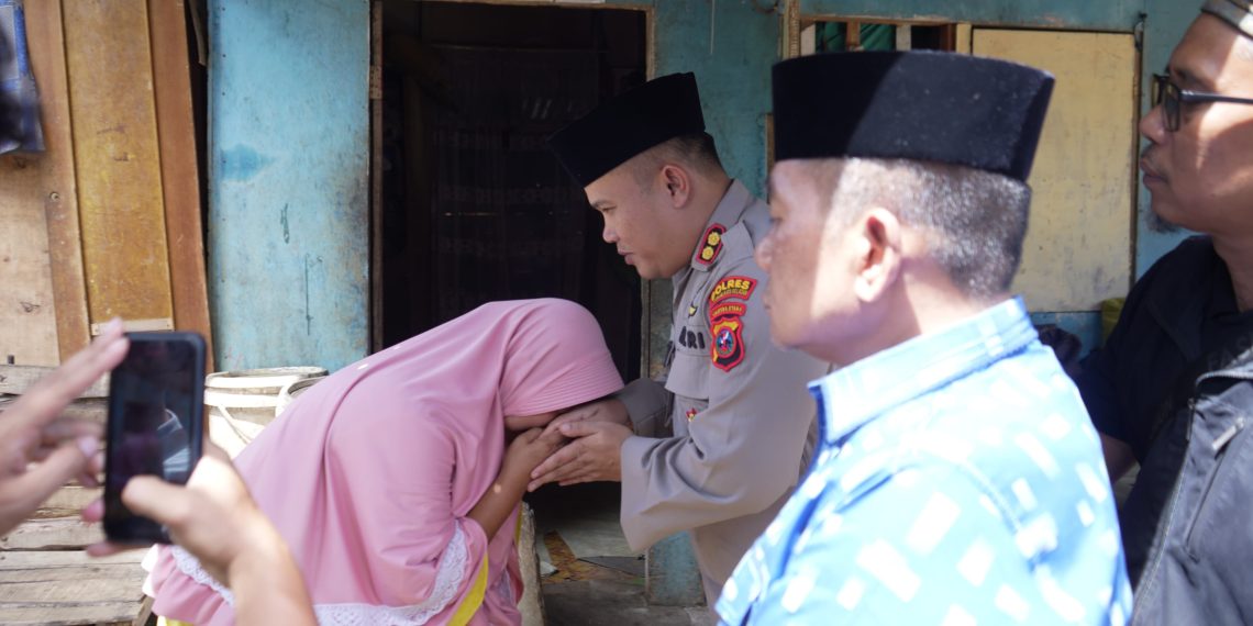 Air Mata Bahagia Warga Tak Mampu , Kapolres Labusel Bantu Sembako, Pengobatan anak, Hingga Bedah Rumah
