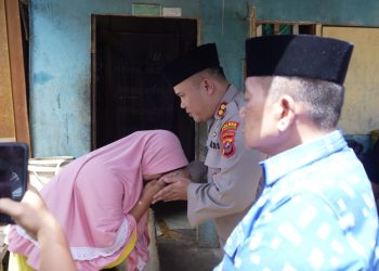 Air Mata Bahagia Warga Tak Mampu , Kapolres Labusel Bantu Sembako, Pengobatan anak, Hingga Bedah Rumah