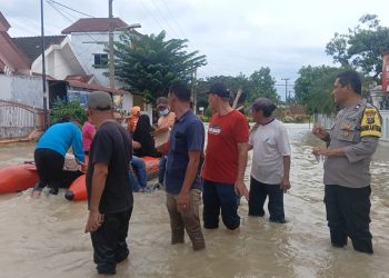 Laporan Melalui Call Center 110 Direspons Cepat, Polsek Patumbak Tangani Banjir di Medan Amplas