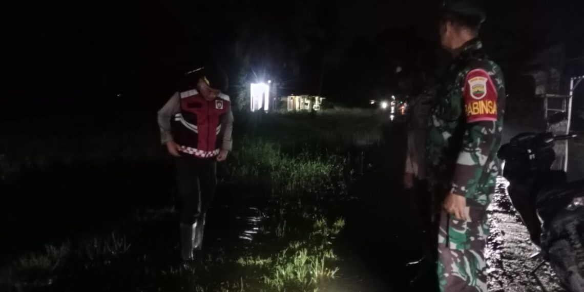 Bhabinkamtibmas dan Babinsa Tinjau Warga Terdampak Banjir di Bedagai