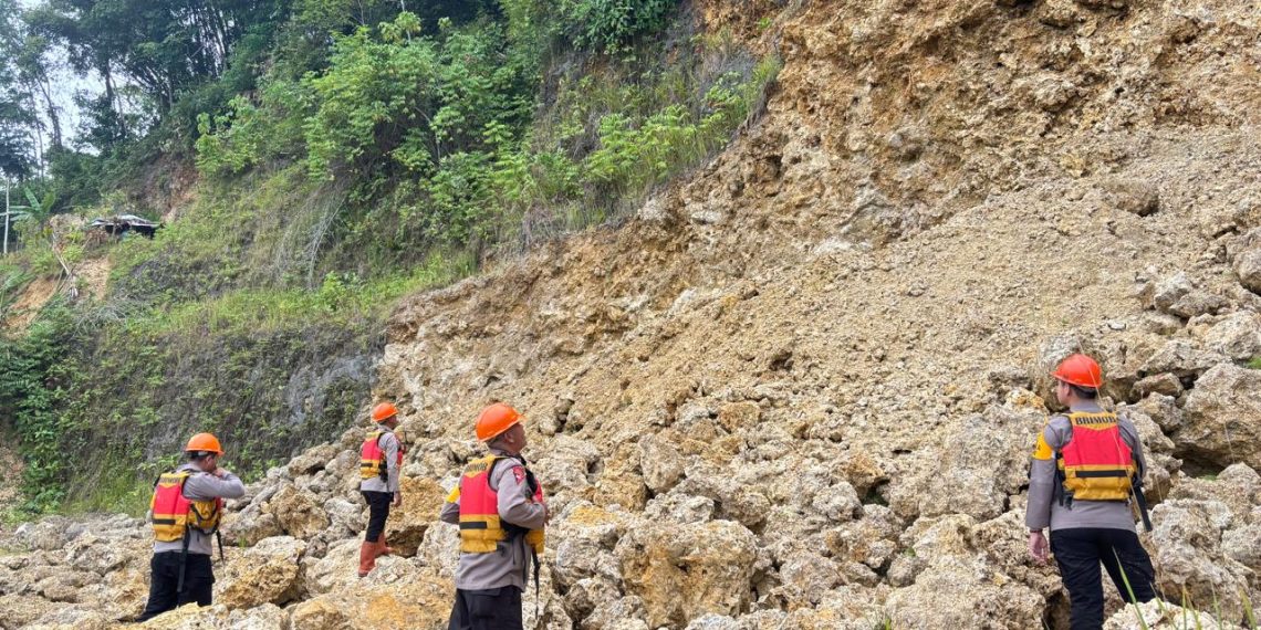 “Siaga di Tengah Cuaca Ekstrem! Brimob Polda Sumut Laksanakan Patroli SAR Antisipasi Banjir dan Longsor di Nias”